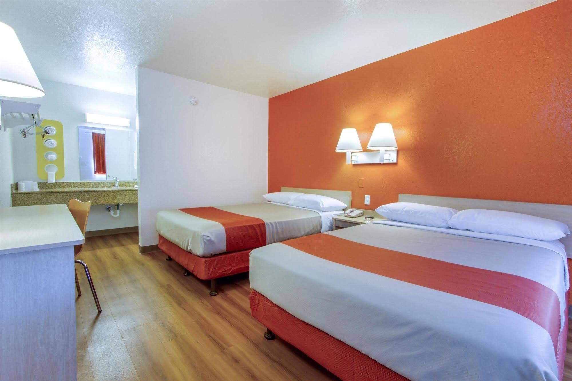 Phoenix Inn Екстер'єр фото