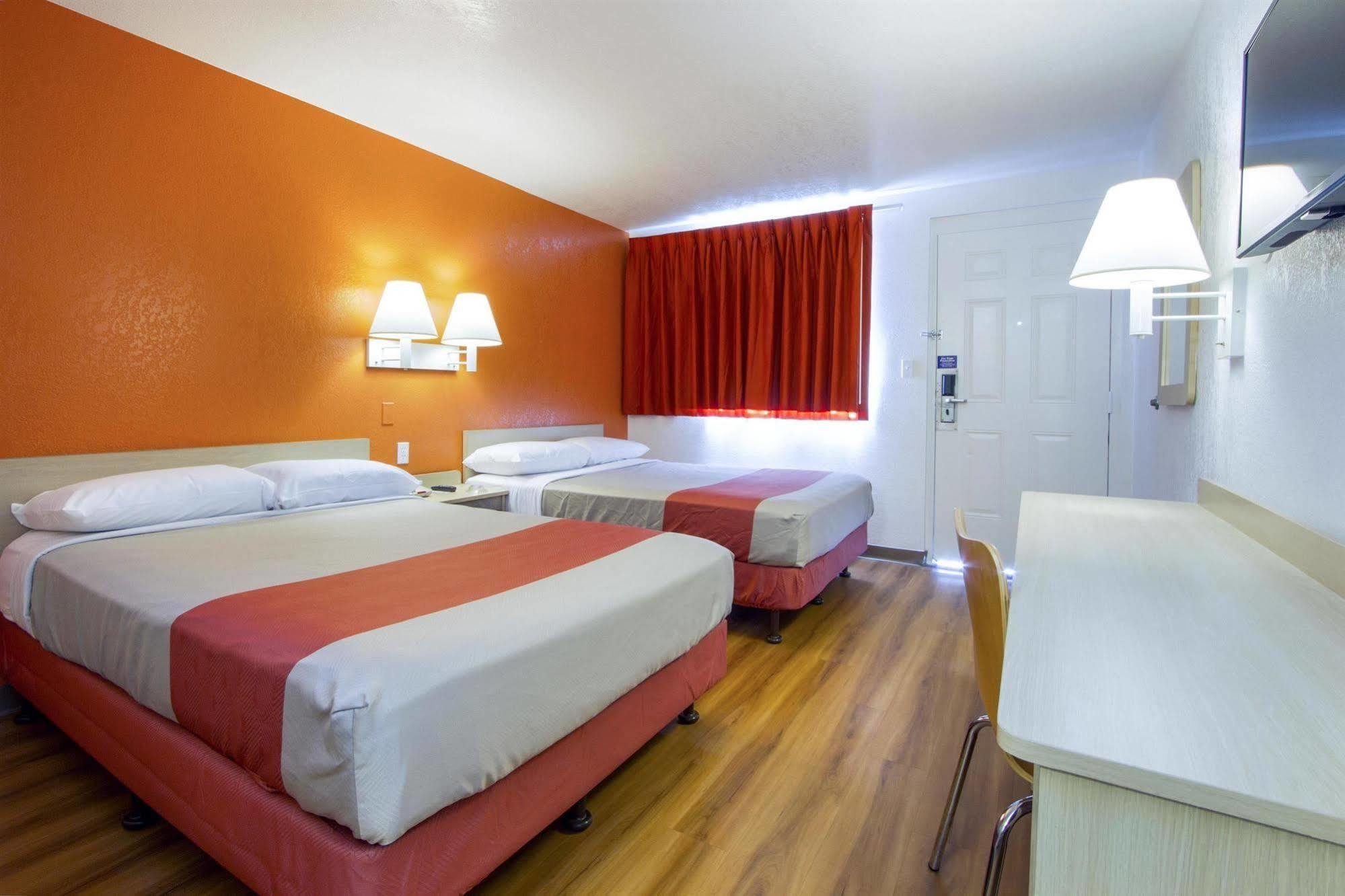 Phoenix Inn Екстер'єр фото