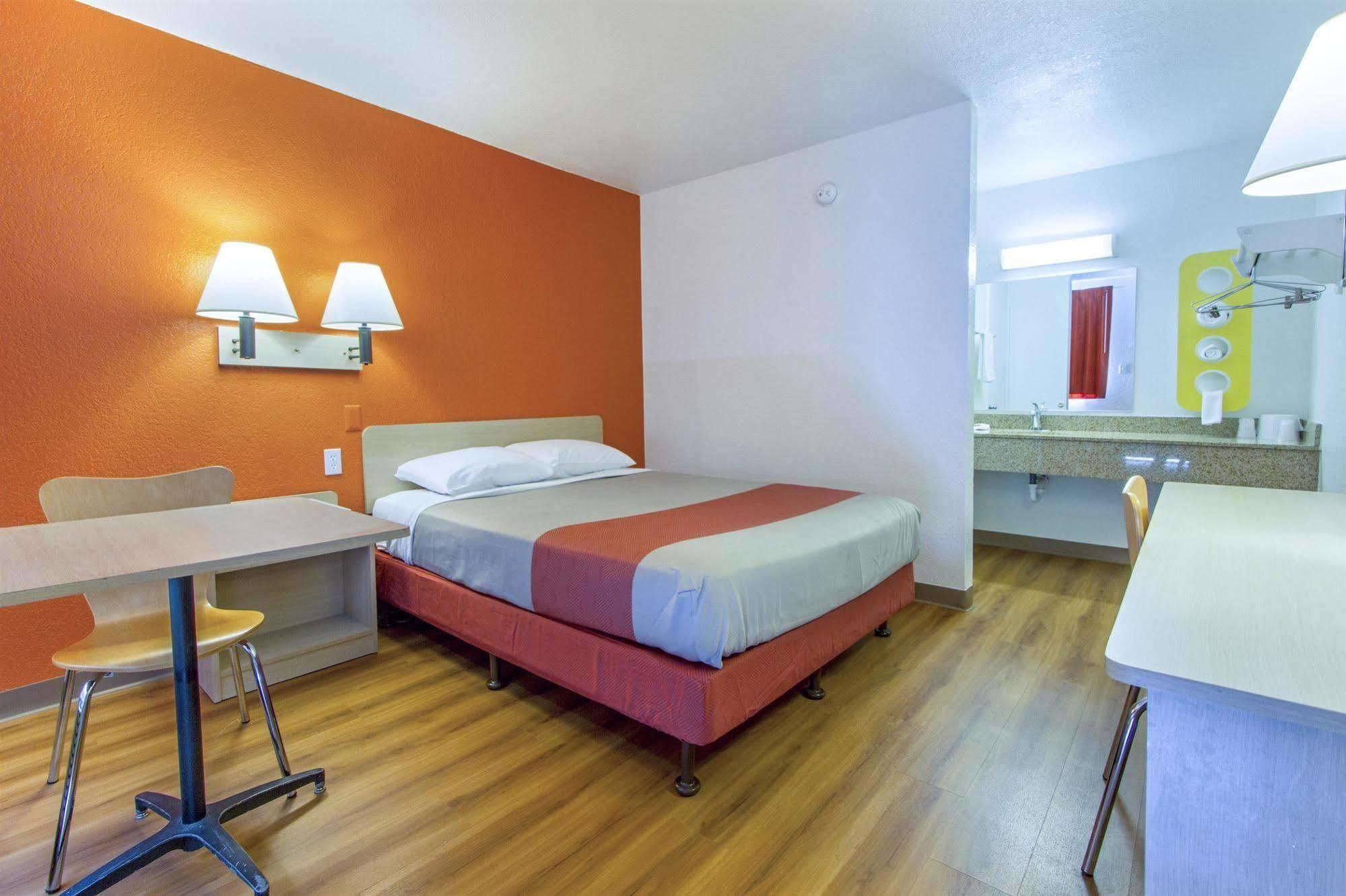 Phoenix Inn Екстер'єр фото