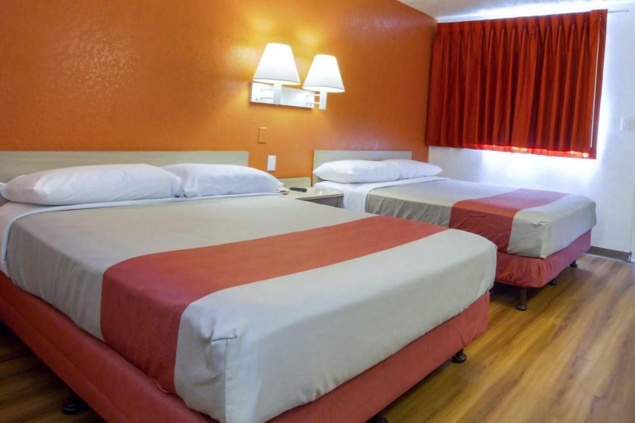 Phoenix Inn Екстер'єр фото